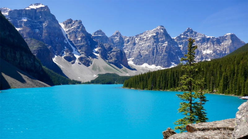 蓝色的湖水，巍峨的雪山