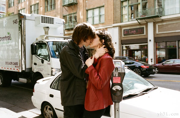 一对恋人在大街上情不自禁的舌吻