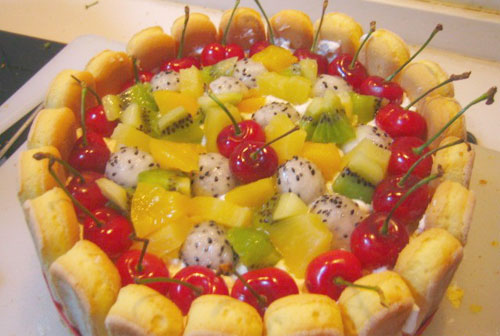 多种水果拼成一起的生日蛋糕