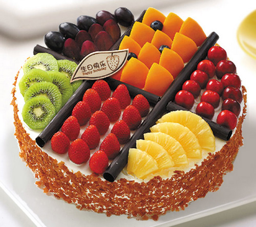 各种水果摆放整齐的生日蛋糕