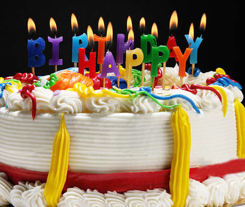点燃字母蜡烛的生日蛋糕