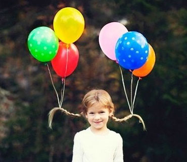 在辫子上绑气球的小女孩