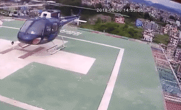 直升机被大风吹下停机坪