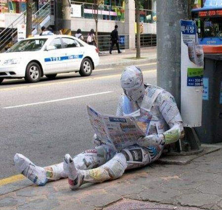 在大街上看报纸的怪人