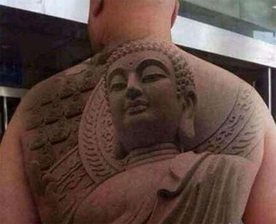 将佛祖纹在背上的男人