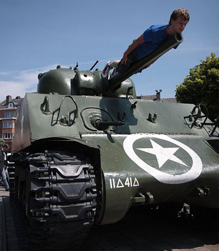 爬在坦克上的男人