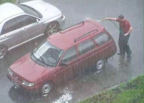 在暴雨里洗车，洗也白洗