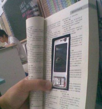 这是在看书还是在看手机呢