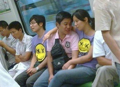 地铁里最尴尬的撞衫