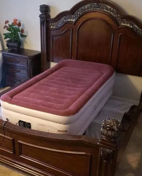 给爱床买了个床垫，貌似尺寸小了点