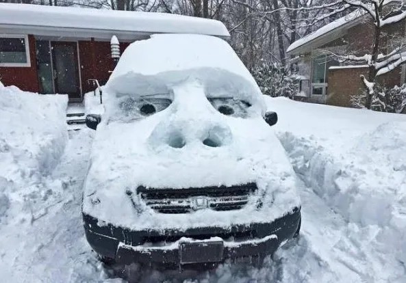 雪地里的小车恶搞成人脸