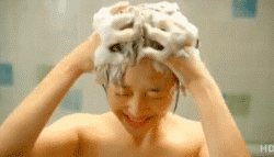 美女洗澡在头上弄两个牛角