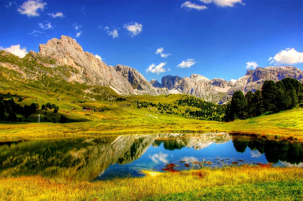 美妙绝伦的自然美景，蓝天白云有山有水有草有树