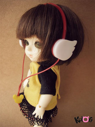 戴耳机的洋娃娃