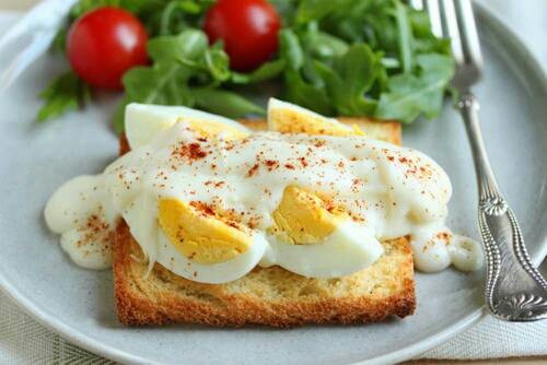 最普通的营养早餐-鸡蛋配面包