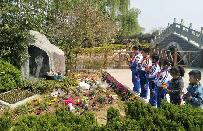 清明组织学生为烈士献花，缅怀先烈致敬英雄
