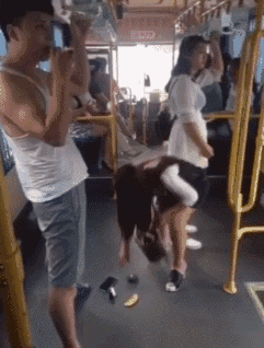 妹子在公交车上摔跤扯掉男士的裤子