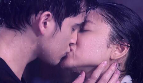 在雨中热情接吻的男女