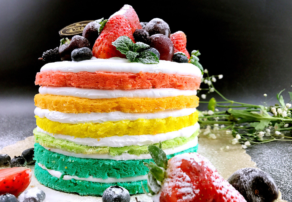 精美漂亮的多层彩色生日蛋糕