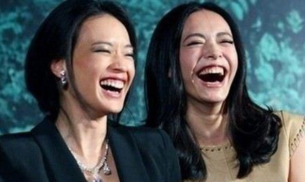 两位女星比比谁笑起来嘴更大