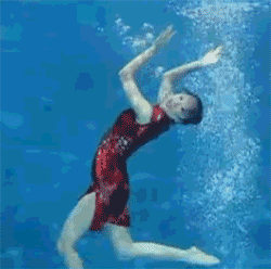水中跳舞转圈的美女
