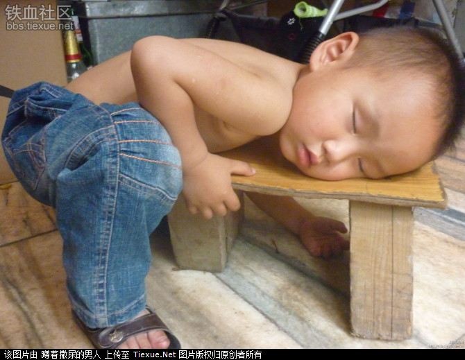 爬在小凳子上睡觉的小孩