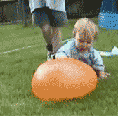 小孩玩爆装水的气球