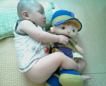 小男孩抱着洋娃娃睡觉
