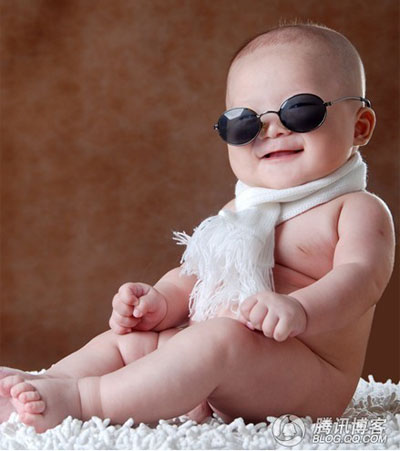 戴墨镜扮酷的婴儿宝宝