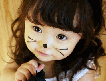 脸上画猫咪妆的小女孩