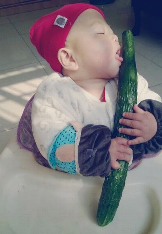 想不到宝宝吃黄瓜的表情如此销魂