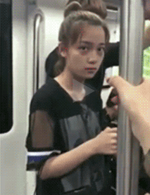 单身妹子在地铁里看到令人震惊的一幕
