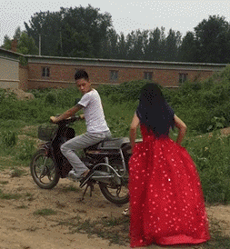 穿着红裙子坐摩托车，结果翻车了