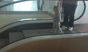 在电梯口训练小孩走路，真是懒人的好方法