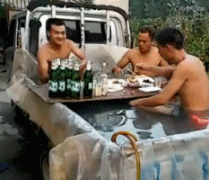 几个哥们难得一聚，在自家货车上喝酒打牌
