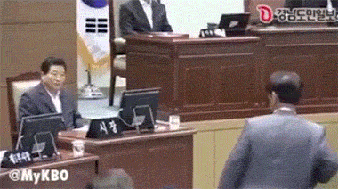韩国政府会议上扔鸡蛋砸人